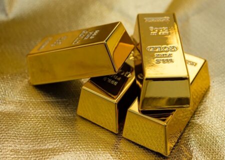 عقب‌نشینی طلا با قدرت گرفتن دلار در بازار‌های جهانی
