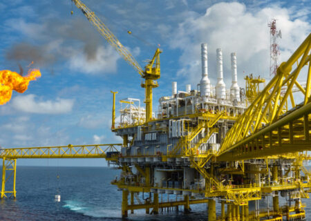 بررسی کاهش مقدار تولید نفت و گاز بر اقتصاد جهان