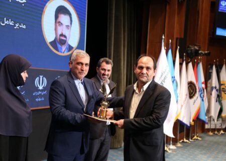 اهدای تندیس زرین مسئولیت‌پذیری اجتماعی به شرکت آلومینای ایران