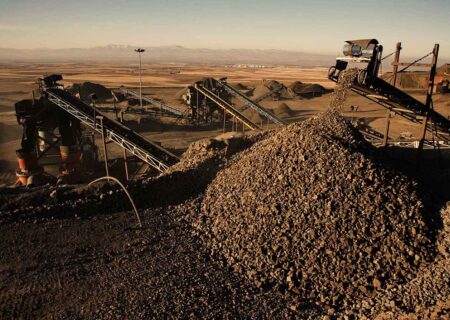 قیمت سنگ‌آهن از بالاترین سطح ۱۸ ماهه سقوط کرد