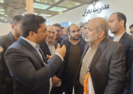 حضور وزیر کشور در غرفه شرکت سنگ آهن مرکزی ایران