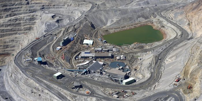 FILE PHOTO: An aerial view of Anglo American's Los Bronces copper mine at Los Andes Mountain range, near Santiago city, Chile on November 17, 2014.   REUTERS/Ivan Alvarado/File Photo