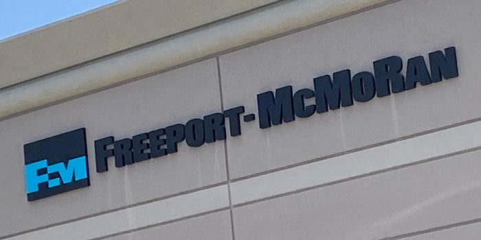 FILE PHOTO: The logo of  copper miner Freeport-McMoRan Inc is displayed on their offices in Phoenix, Arizona, U.S. June 30, 2022.  REUTERS/Ernest Scheyder/File Photo