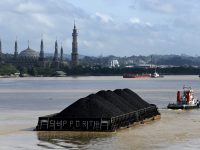 A tug boat pulls a coal barge along the Mahakam River in Samarinda, East Kalimantan province, Indonesia, March 2, 2016. REUTERS/Beawiharta